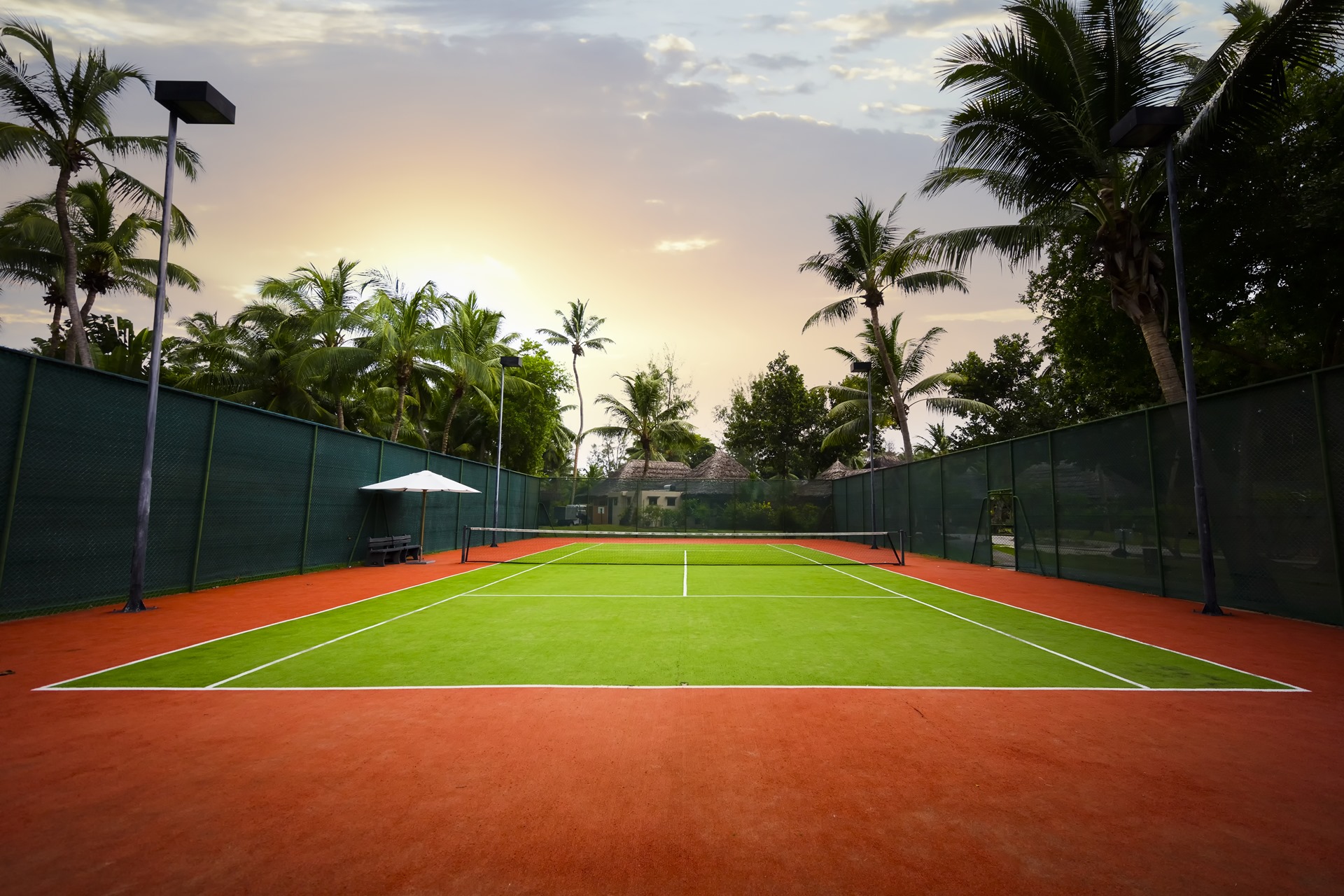 2 теннисных корта. Теннисный корт. Красивый теннисный корт. Теннисный корт пальмы. Закрытый теннисный корт.