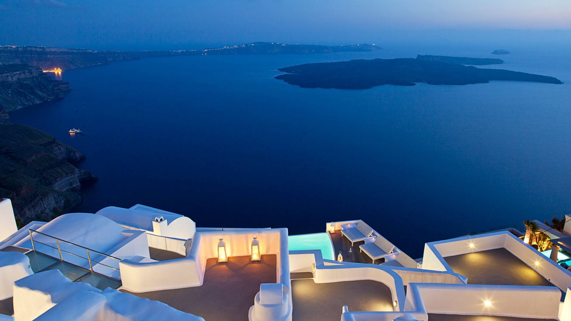 Jetted Tub Suite at Chromata Santorini | By UniqueVillas