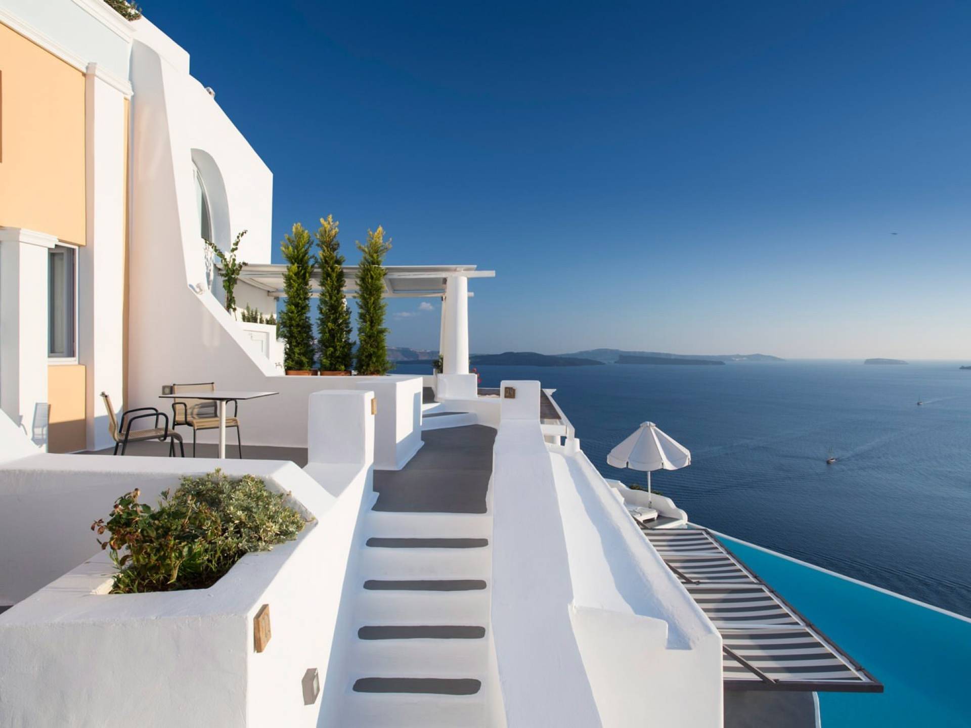 Греция белые дома. Остров санторини фотографии. Остров санторини отель 5. Греция санторини море. Греция белый город санторини.