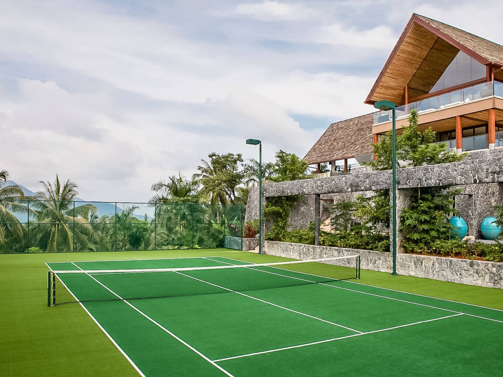 Теннисный корт под. Copacabana Palace теннисный корт. Теннисные корты в Куала Лумпур. Теннисный корт отель Небуг. TUI Blue Palm Garden теннисный корт.