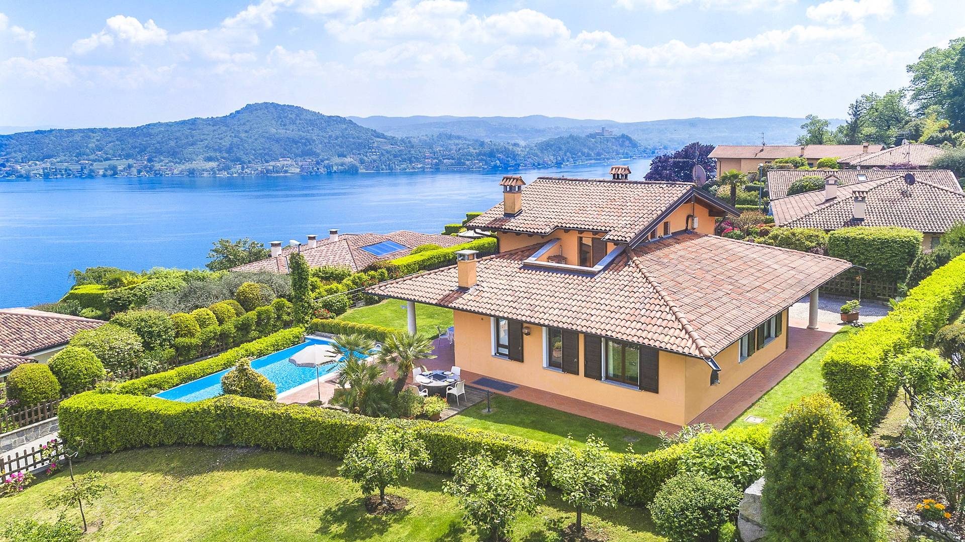 Дом на берегу италии. Вилла у моря италия. Маленькая вилла в италии. Дом на сицилии у моря. Вилла на берегу италии бибионе.