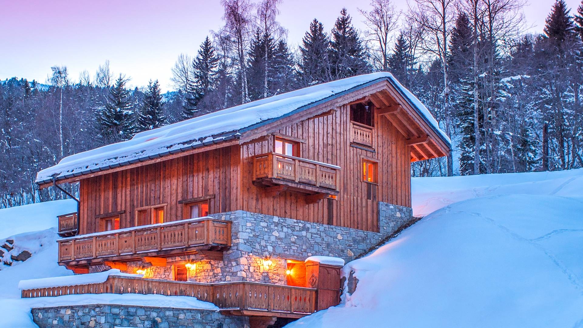 Какие дома в сибири. Chalet Taiga. Шале Тайга в Коломягах. Домик в тайге. Красивый дом в тайге.