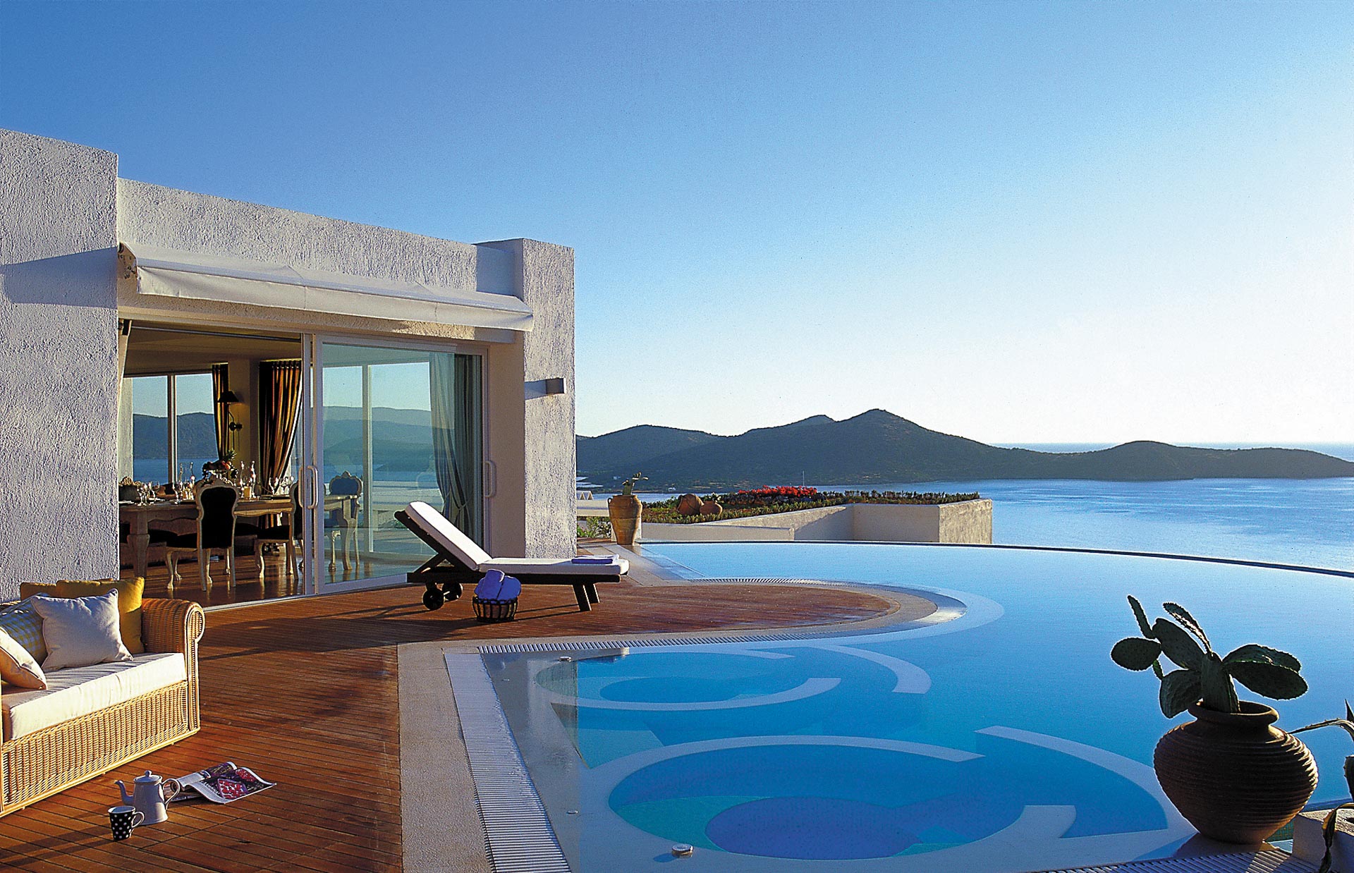 Отели около моря. Elounda Gulf Villas and Suites. Крит виллы сьюты. Бассейн вилла Греции. Виллы на острове Маргарита.